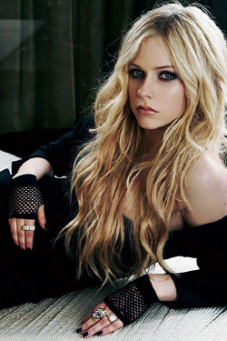 Avril Lavignen posing in sexy outfits